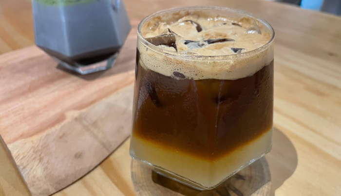 【夏季特飲】1. 氮氣伯爵茶配花香咖啡HKD$75「氮氣伯爵茶配花香咖啡」由伯爵茶加上埃塞俄比亞Shakiso 濃縮咖啡所調配而成，咖啡的花香味與伯爵茶相當搭配。特飲還特意加入了氮氣，口感會比普通的咖